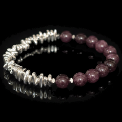 Женский браслет из корунда с гематитом